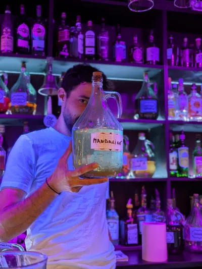 Barman avec jarre de rhum mandarine