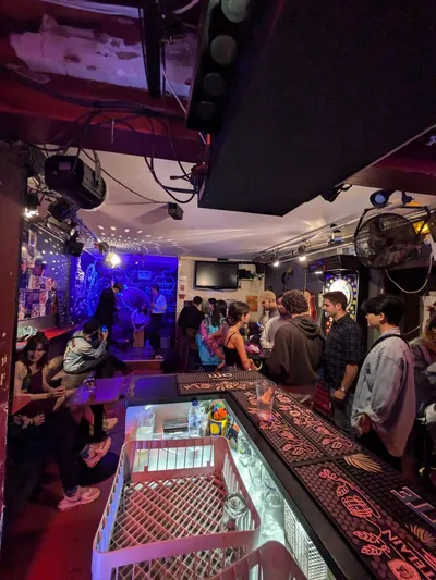 Concert acoustique dans le bar, ambiance bleue