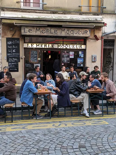 Groupe d'amis sur la terrasse du Merle Moqueur