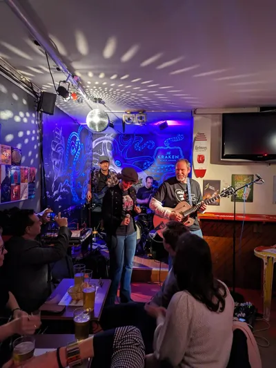 Vue d'ensemble de la petite scène de concert du bar